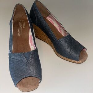 TOMS womens Stella cork wedge metallic blue denim fabric peep toe shoes size 8.5